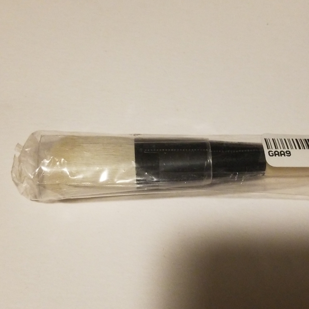 Last one! Bobbi Brown Angled Face Brush - Picture 2 of 4